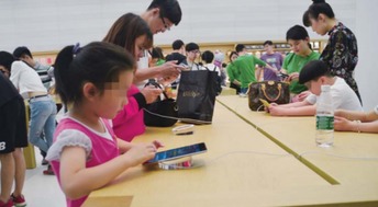 卡在窗户的女孩游戏手机版 